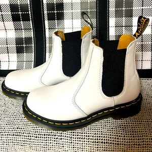 Dr. Martens 2976 Chelsea boot, size USL 6, very slight wear,as seen in pictures.